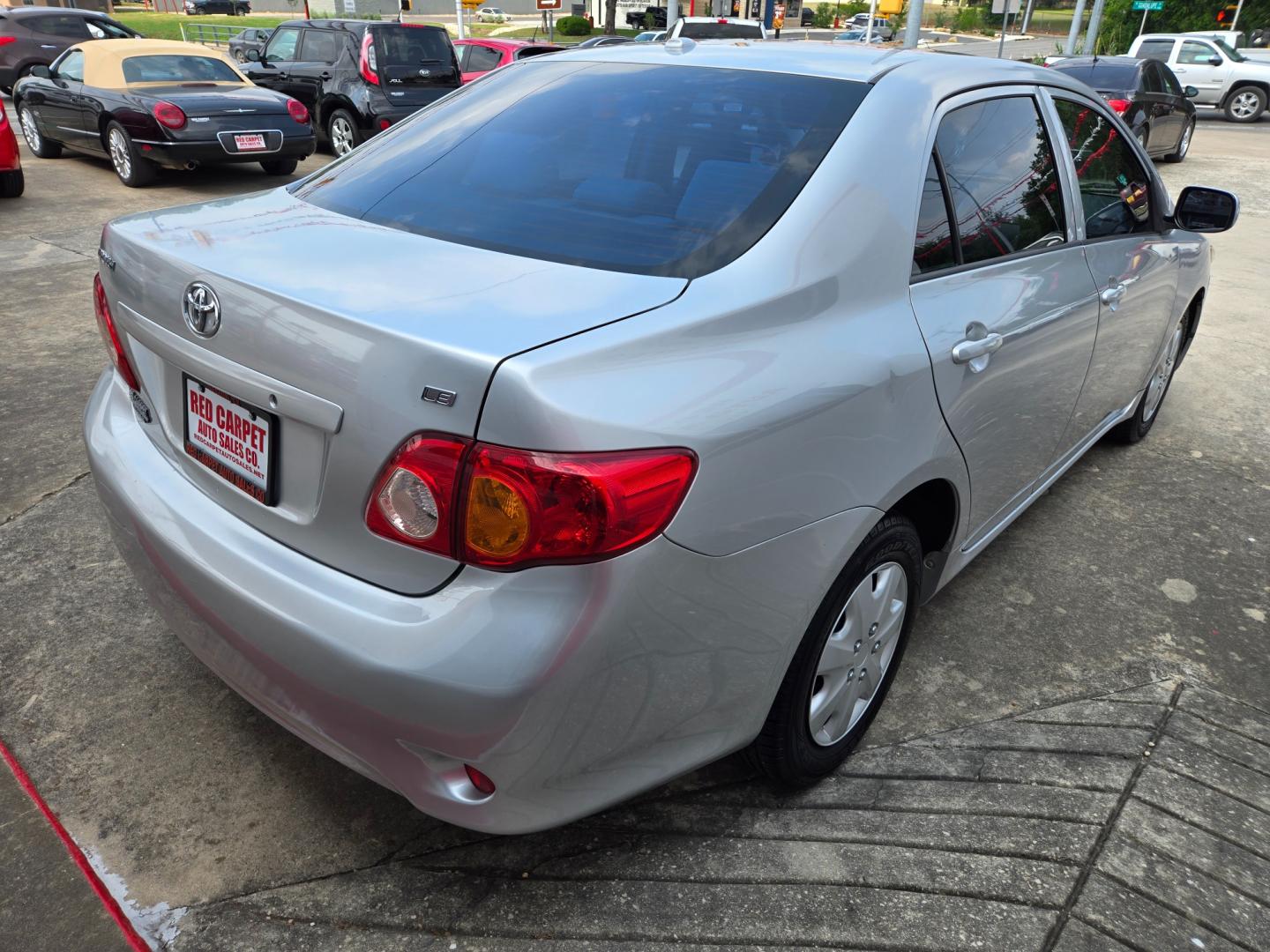 2009 SILVER Toyota Corolla (JTDBL40E599) with an 1.8L I4 F DOHC 16V engine, Automatic transmission, located at 503 West Court, Seguin, TX, 78155, (830) 379-3373, 29.568621, -97.969803 - Photo#2